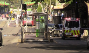 Avustralya'da araç yayaların arasına girdi