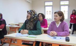 50 yaş üstü kadınlar ingilizce kursunda dil öğreniyor