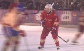 Putin, hokey yıldızlarıyla dostluk maçı yaptı