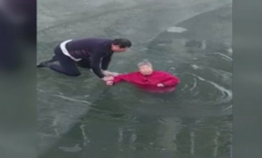 Yaşlı kadını kurtarmak için buzu elleriyle kırdı