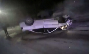 ABD'de iki polis yanan araçtaki gençleri böyle kurtardı