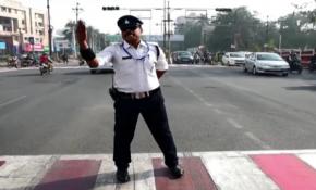 Michael Jackson dansı yaparak trafiği kontrol ediyor