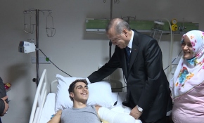 Cumhurbaşkanı Erdoğan, GATA'da tedavi gören Harun Polat ve Seyithan Keskin'i ziyaret etti