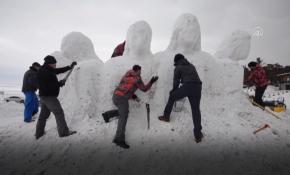 Sarıkamış Harekatı'nda donarak şehit olan askerlerin kardan heykellerinin yapımına başlandı