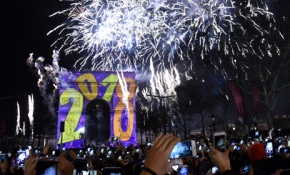 Dünya yeni yıla havai fişek ve ışık gösterileriyle girdi