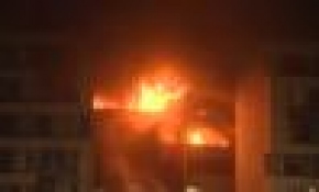 İngiltere'de çıkan yangında yüzlerce araç küle döndü