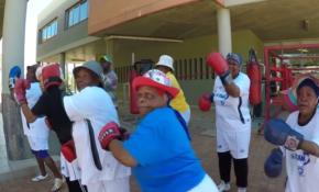 Yaşları 75'le 80 arasında değişen nineler boks yapıyor