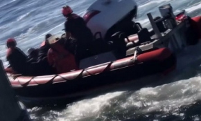 89 yaşındaki adam, sulara gömülen araçtan son anda kurtarıldı.