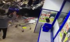 Otomobil markete girdi