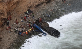 Peru'da 57 yolcusu bulunan otobüs uçuruma düştü