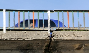 Hasarlı köprüden tehlikeli geçiş