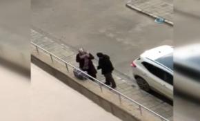 Bebeğini taşıyan eşine attığı tekmeler infial yarattı