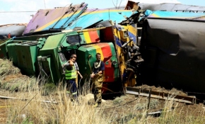 Güney Afrika'da yolcu treni ile kamyon çarpıştı