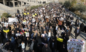 İran'da Cuma namazı sonrası binlerce rejim yanlısından hükümete destek gösterisi