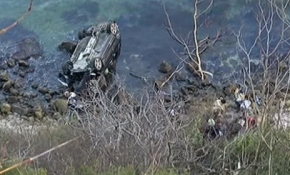 Otomobil metrelerce yükseklikten denize düştü