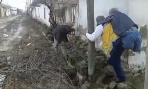 Ambulans şoförü hastayı sırtında taşıdı