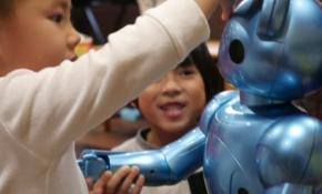 Japonya'da anaokulunda test robotları göreve başladı