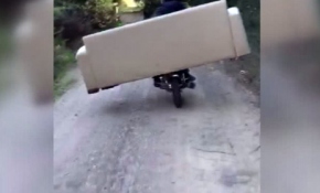 3 metrelik çekyatı motosikletle taşıdı