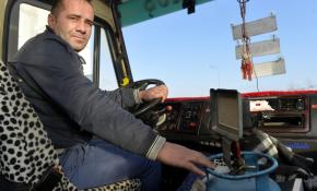 Ardahanlı dolmuşçulardan ilginç ısınma yöntemi