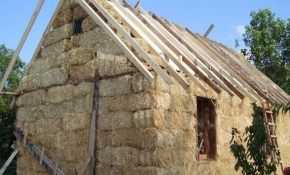 Isınmak için apartmandan çıkıp samandan ev yaptılar