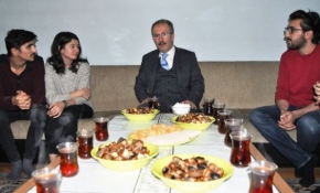 Rektör sözünü tuttu, öğrencilere çay içmeye gitti