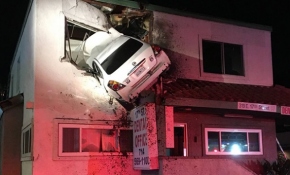 ABD’de aşırı hızla giden araç binanın ikinci katına girdi