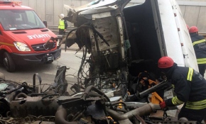 112 görevlisi üşüyen yaralının üzerine montunu örttü