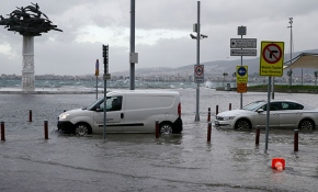 İzmir'de fırtına nedeniyle deniz taştı