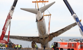 Trabzon'da pistten çıkan uçağın çıkarılması için çalışmalar sürüyor