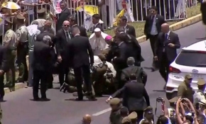 Papa'nın konvoyunda ürken at polisi üzerinden attı