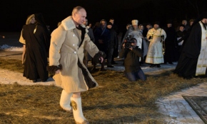 Rusya Devlet Başkanı Putin, Ortodoks Noel'ini buzlu suya girerek kutladı
