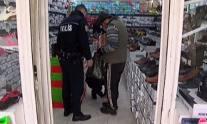 Polisten engelli gence duygulandıran davranış