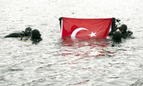 Suyun 20 metre altında Mehmetçik'e destek