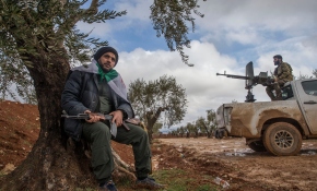 Sesiyle hayat verdiği toprağını silahıyla savunuyor