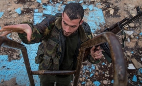 Cephe hattındaki ÖSO askerleri elleri tetikte bekliyor