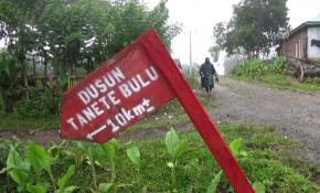 Öğrencileri için 10 saati yolda geçiyor