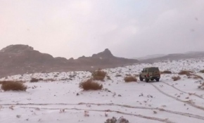 Suudi Arabistan'da çöle kar yağdı