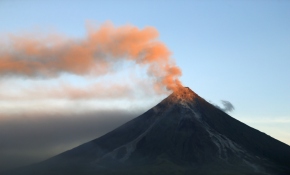Filipinler'in en aktif yanardağlarından Mayon harekete geçti