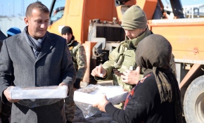 Memleketlerinden getirdikleri lokumları sınırda görev yapan Mehmetçik'e ikram ettiler