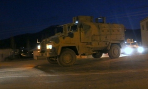 Suriye sınırına askeri sevkiyat sürüyor