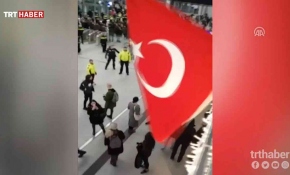 Hollanda’da PYD/PKK yandaşlarının izinsiz gösterisine Türk bayraklı tepki