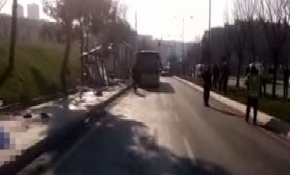 Üsküdar'da otobüs durağa çarptı