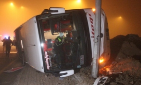Konya'da yolcu otobüsü refüje devrildi: 11 yaralı var