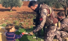 Mehmetçik ve Türk polisi Afrin'de Suriyeli çocuklara şefkat elini uzatıyor