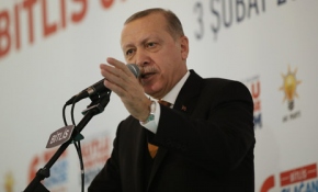 Cumhurbaşkanı Erdoğan:  Hem PKK'yı terör örgütü olarak tanıyacaksın, hem de bu paçavralarla girilmesine izin vereceksin