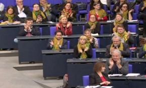 Alman vekiller parlamentoya terör örgütünü simgeleyen fularlarla katıldılar