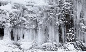 Çin'deki donmuş şelale izleyenleri büyülüyor