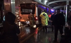Haramidere metrobüs durağında kaza