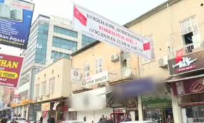 Restorana, "Korkmadık, korkmuyoruz" pankartı asıldı