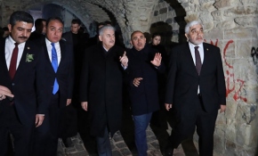 Başbakan Binali Yıldırım PYD/PKK'nın roketle saldırdığı camiyi ziyaret etti